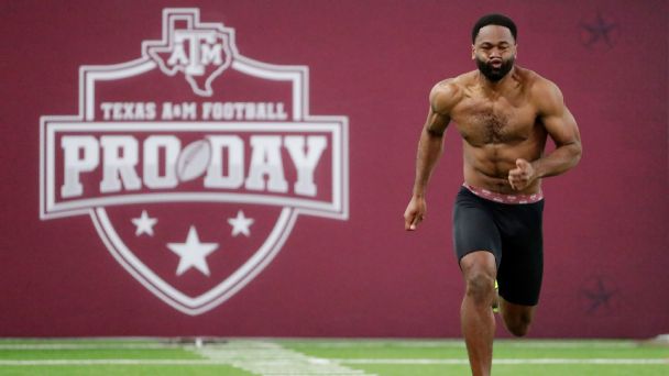 Cowboys visit with Emmitt's son, Texas A&M RB EJ Smith