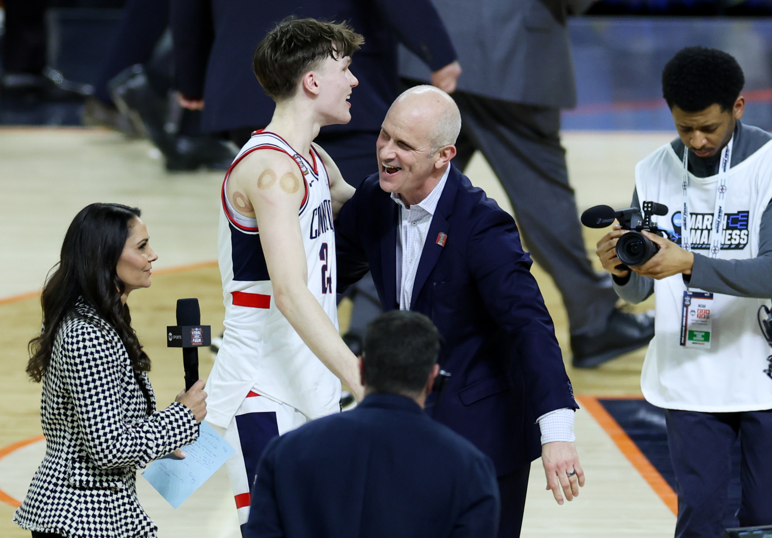 Internet reacts to UConn advancing to national championship