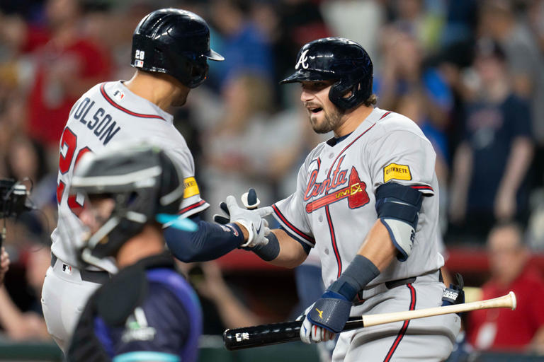 Diamondbacks score twice on bunt and throwing error, hold off Braves 2-1