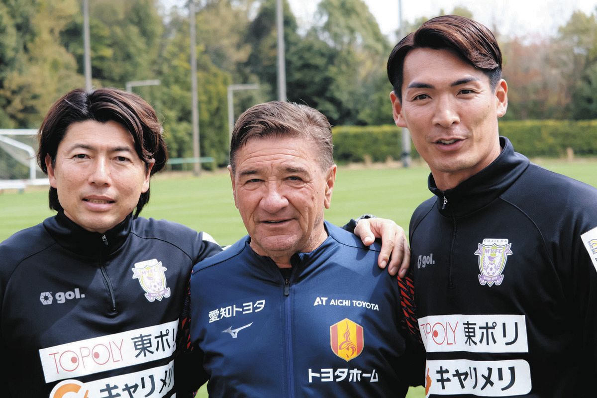 名古屋グランパス・ミシャ監督VS藤枝・槙野監督、練習試合で初の師弟対決 試合後は杉浦コーチを交え談笑