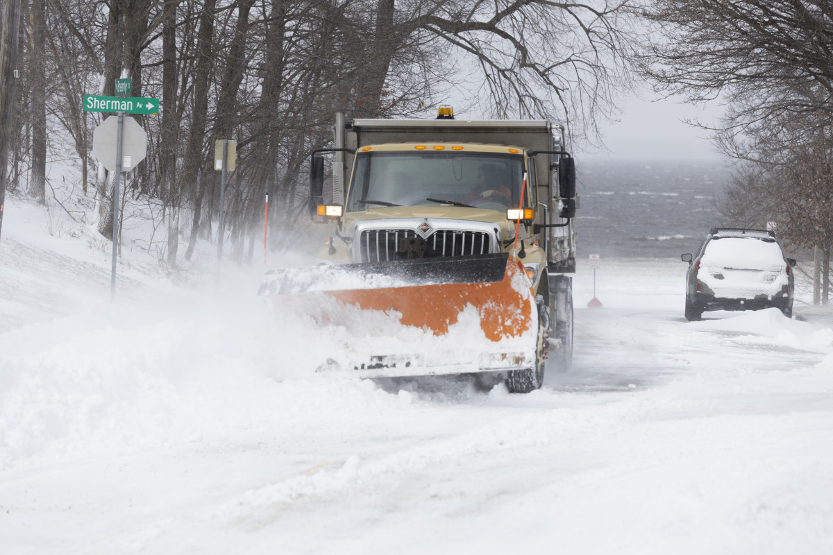 Heavy snow warnings as 80 mph winds, more than 12 inches approach: 