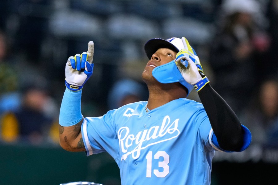 Royals’ offense erupts to salvage Saturday doubleheader recap