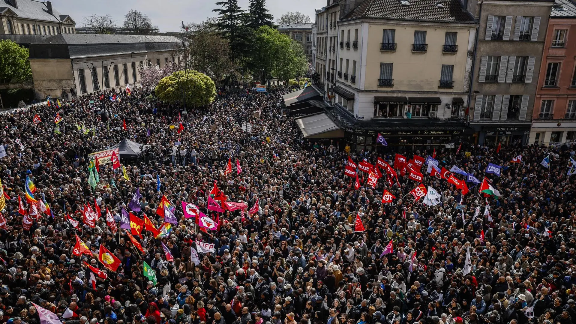 Miles de personas se manifiestan contra el racismo en Saint-Denis tras ...