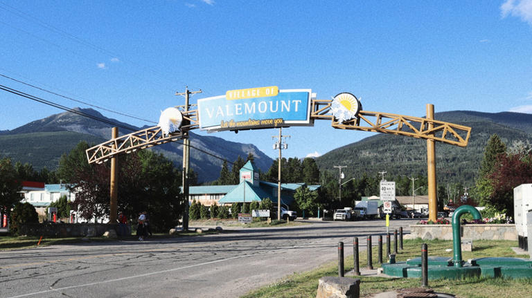 Nestled between 3 mighty mountain ranges is Canada's scenic alpine ...