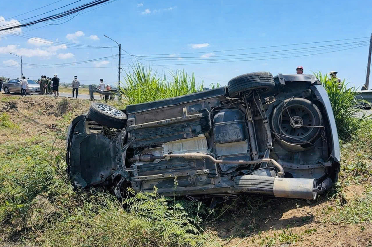 Ôtô chở ba người lật sau tai nạn ở TP HCM