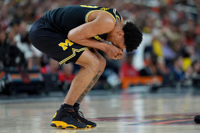 Michigan’s Yaxel Lendeborg suffers worrisome ankle injury but returns ...