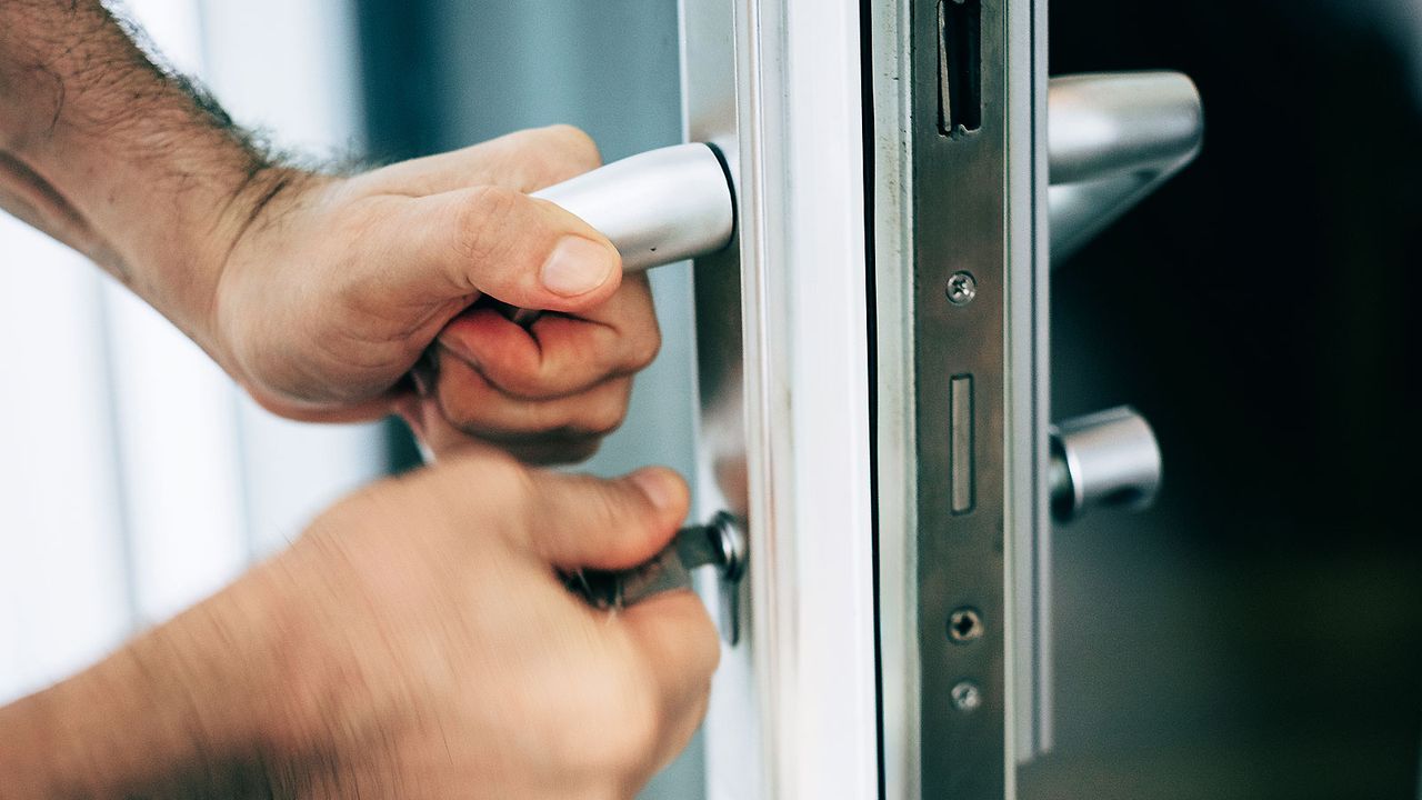 How much to change a door lock?