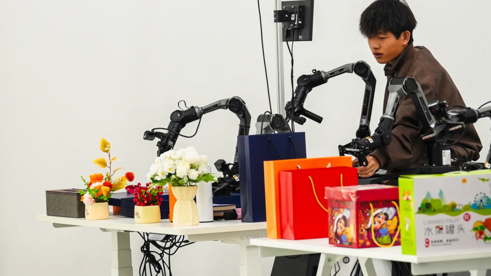 Se ve a trabajadores entrenando a robots humanoides. Imagen tomada en el centro de entrenamiento de robots de X-humanoid, en las afueras de Beijing, el 19 de marzo. - Justin Robertson/CNN