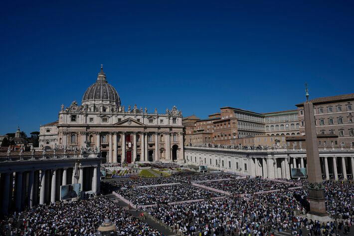 Le&atilde;o XIII, o primeiro papa nascido nos Estados Unidos, dirigiu-se aos fi&eacute;is de um altar a c&eacute;u aberto na Pra&ccedil;a de S&atilde;o Pedro. Foto: Alessandra Tarantino