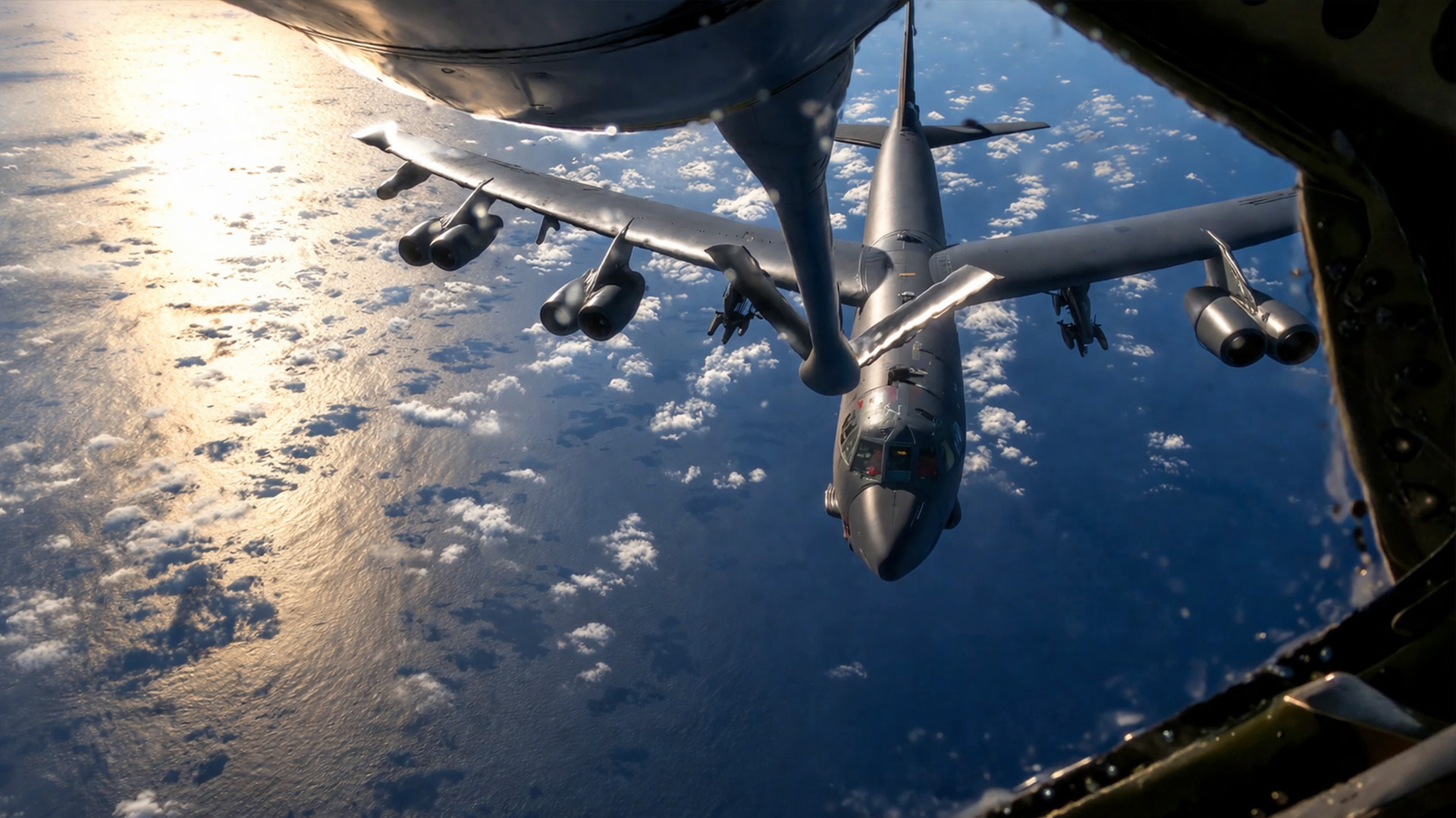 KC-135 rifornisce in volo un B-52 durante Epic Fury
