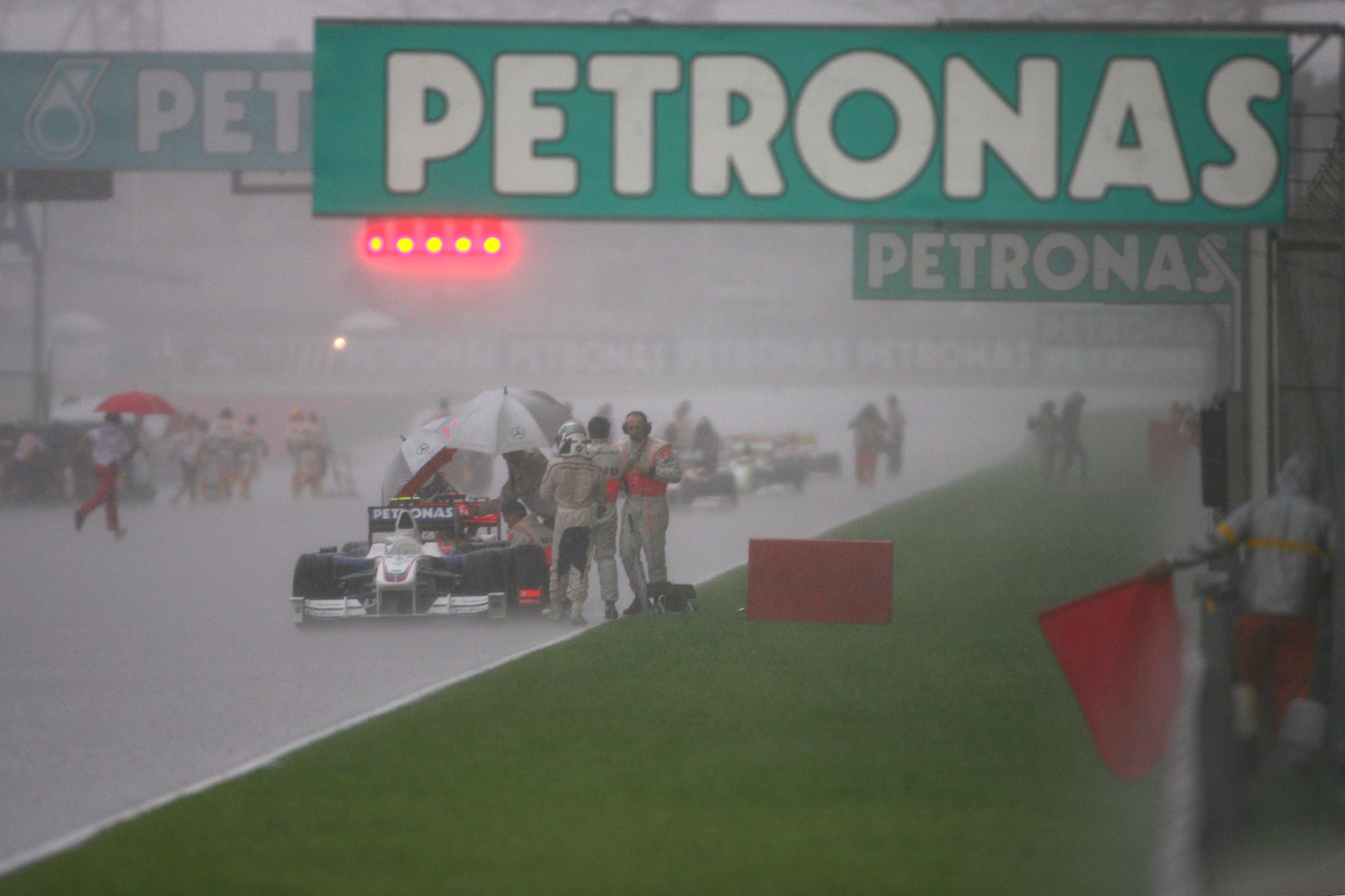 Gigantische stortbuien dwingen F1 tot unieke maatregel - terugblik