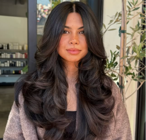 7 model rambut butterfly cut panjang, hasilkan tampilan feminin