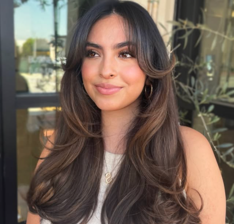 7 model rambut butterfly cut panjang, hasilkan tampilan feminin