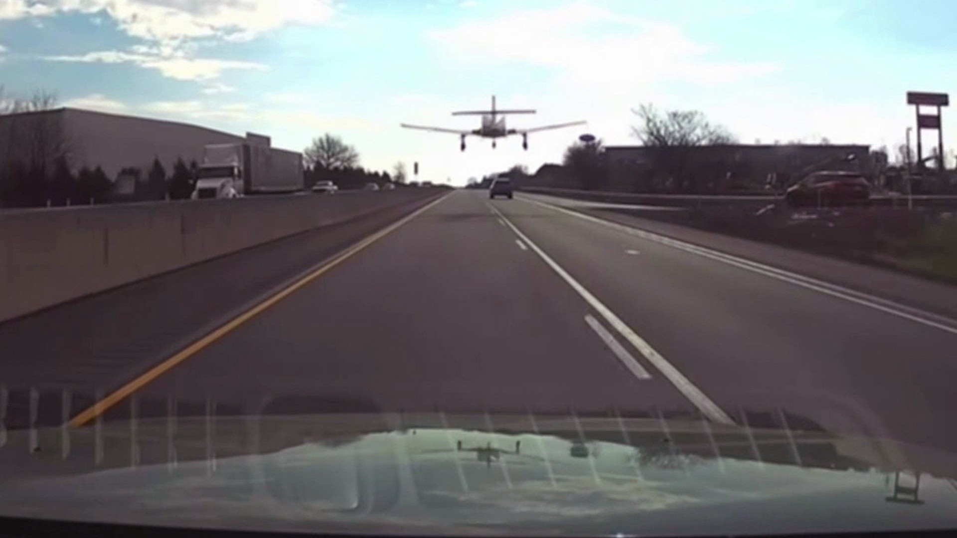 Plane makes emergency landing on busy Pennsylvania highway<br>