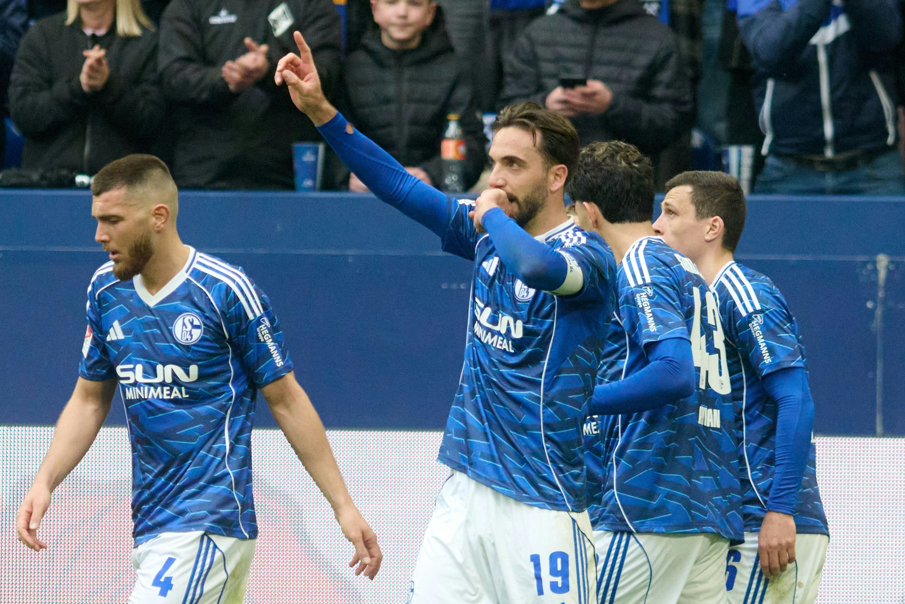 2. Bundesliga live: Fünf Spiele am Ostersonntag: Schalke festigt die Spitze