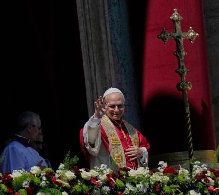 Papa León XIV llama a la paz en su primera misa de Pascua y evita ...