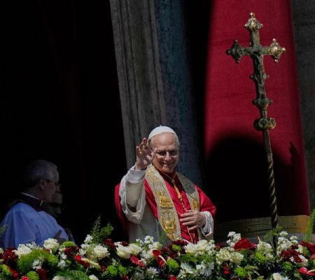 Papa León XIV llama a la paz en su primera misa de Pascua y evita ...