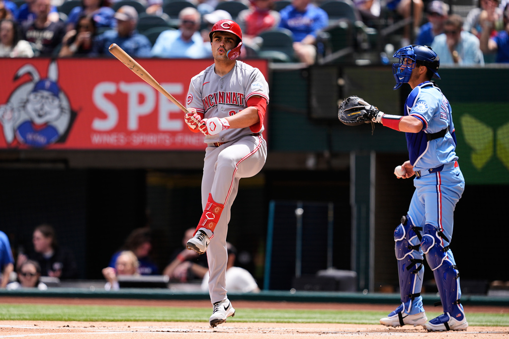 De La Cruz leads Reds to 2-1 win over Rangers and series sweep