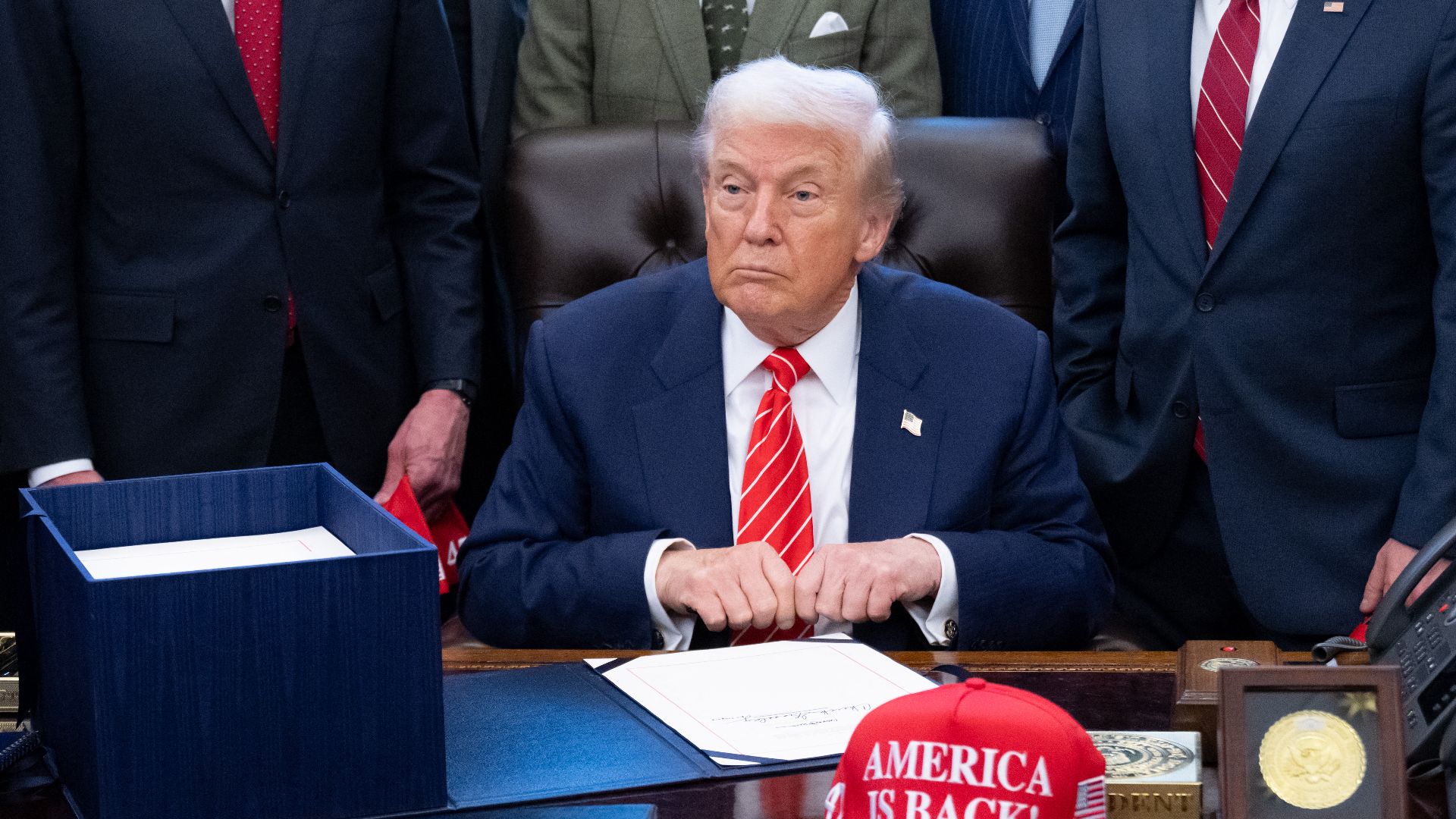 Un juez bloquea la orden de Trump de recortar la financiación federal a ...