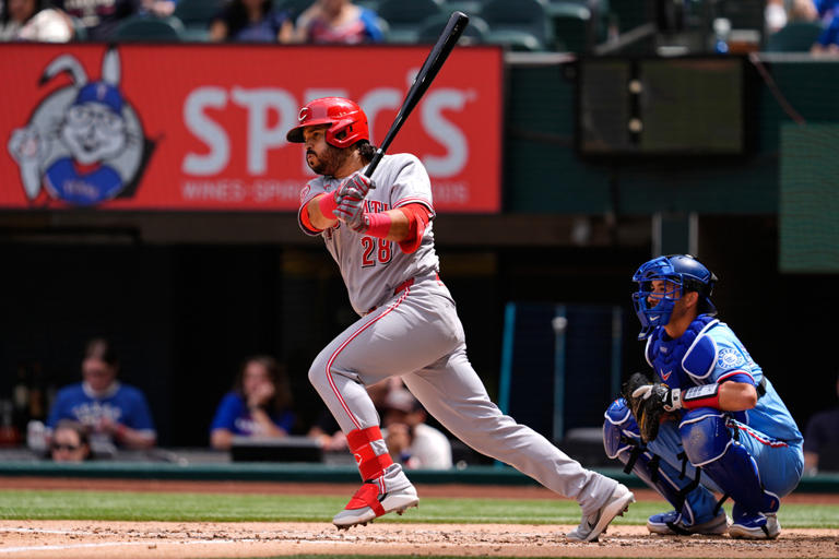 De La Cruz leads Reds to 2-1 win over Rangers and series sweep