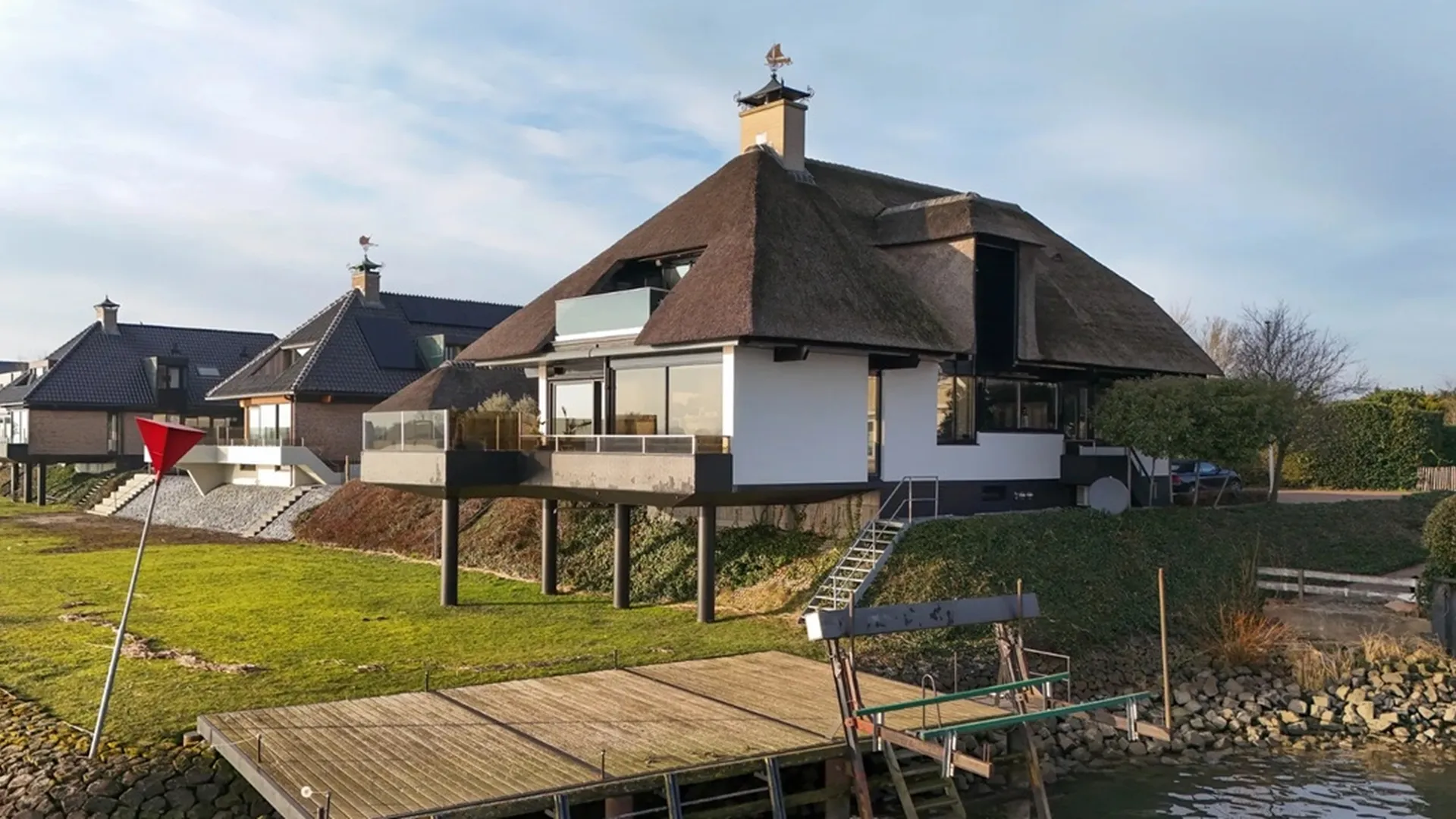 Rietgedekte villa met eigen bar en privésteiger in Zuid-Holland kost € ...