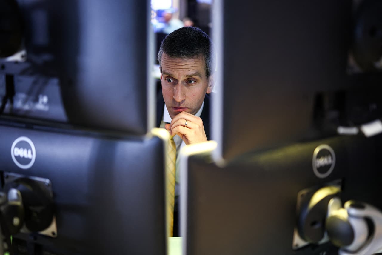 Oil rises while stock futures are falling after Trump’s weekend of threats<br>