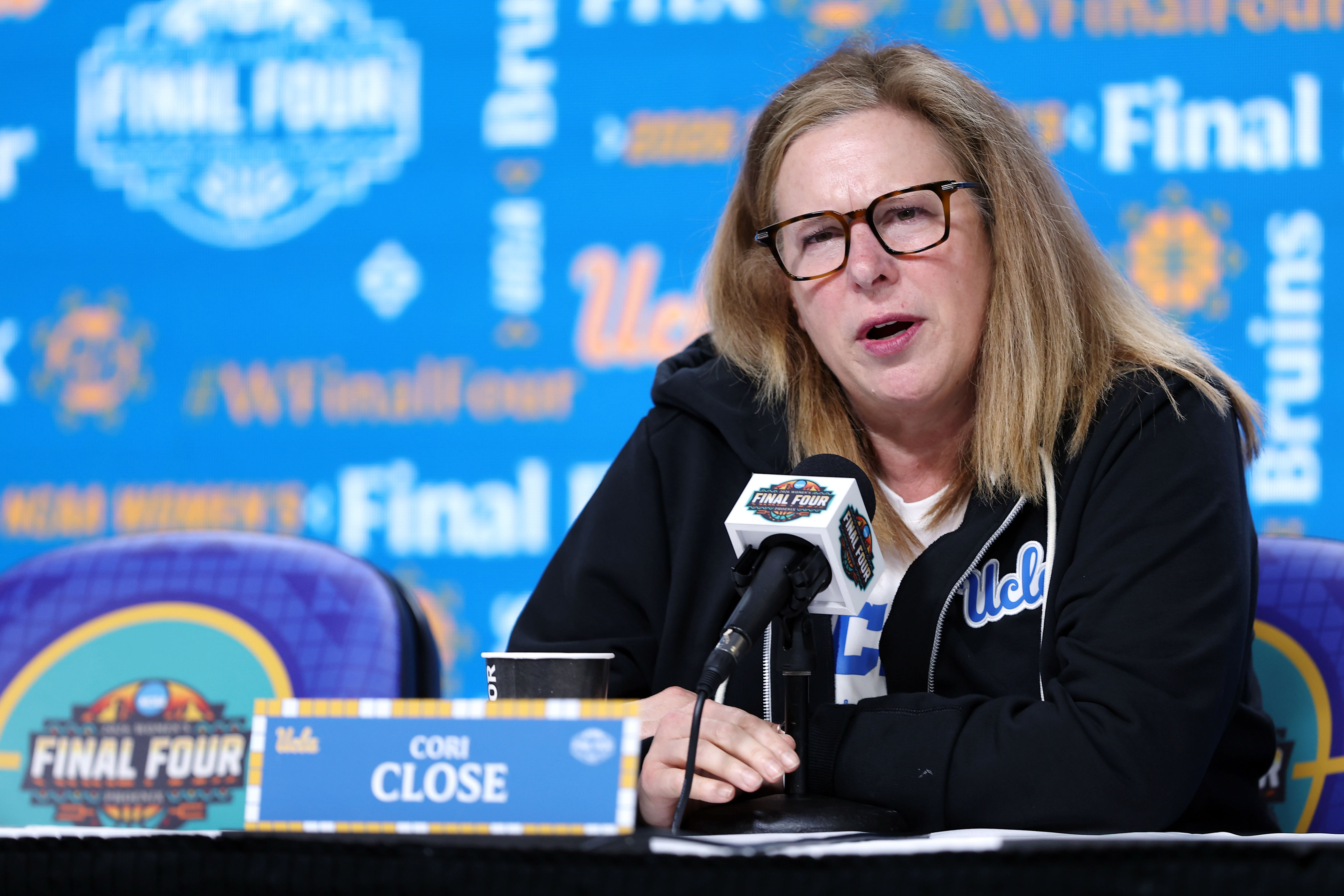 Cori Close, de UCLA, aborda el drama entre Geno Auriemma y Dawn Staley