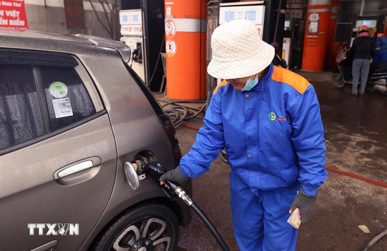 Thay đổi cách chạy xe có thể giúp chúng ta giảm tiêu thụ nhiên liệu đáng kể. (Ảnh: Văn Điệp/TTXVN)