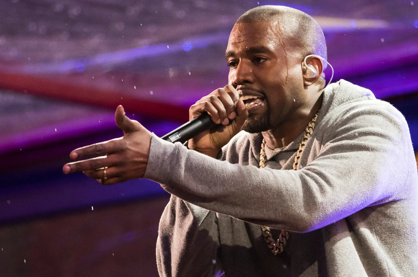 Kanye West không được biểu diễn ở SVĐ Tottenham