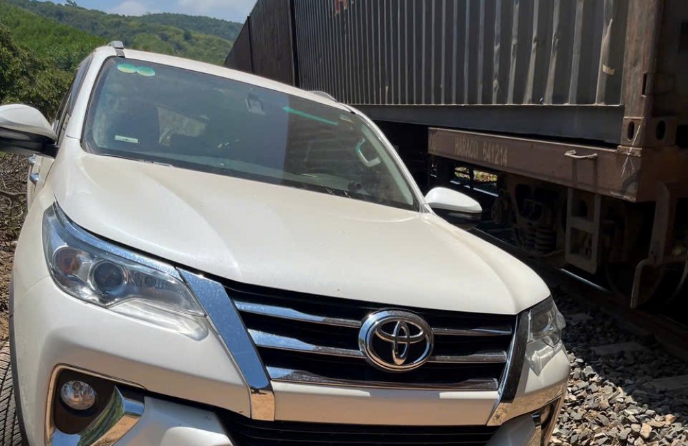 Ô tô băng qua đường sắt bị tàu hàng tông, 3 người bị thương