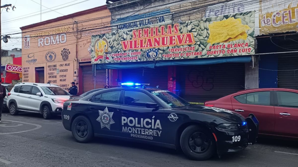 Hallan a hombre sin vida en plena vía pública en el Centro de Monterrey