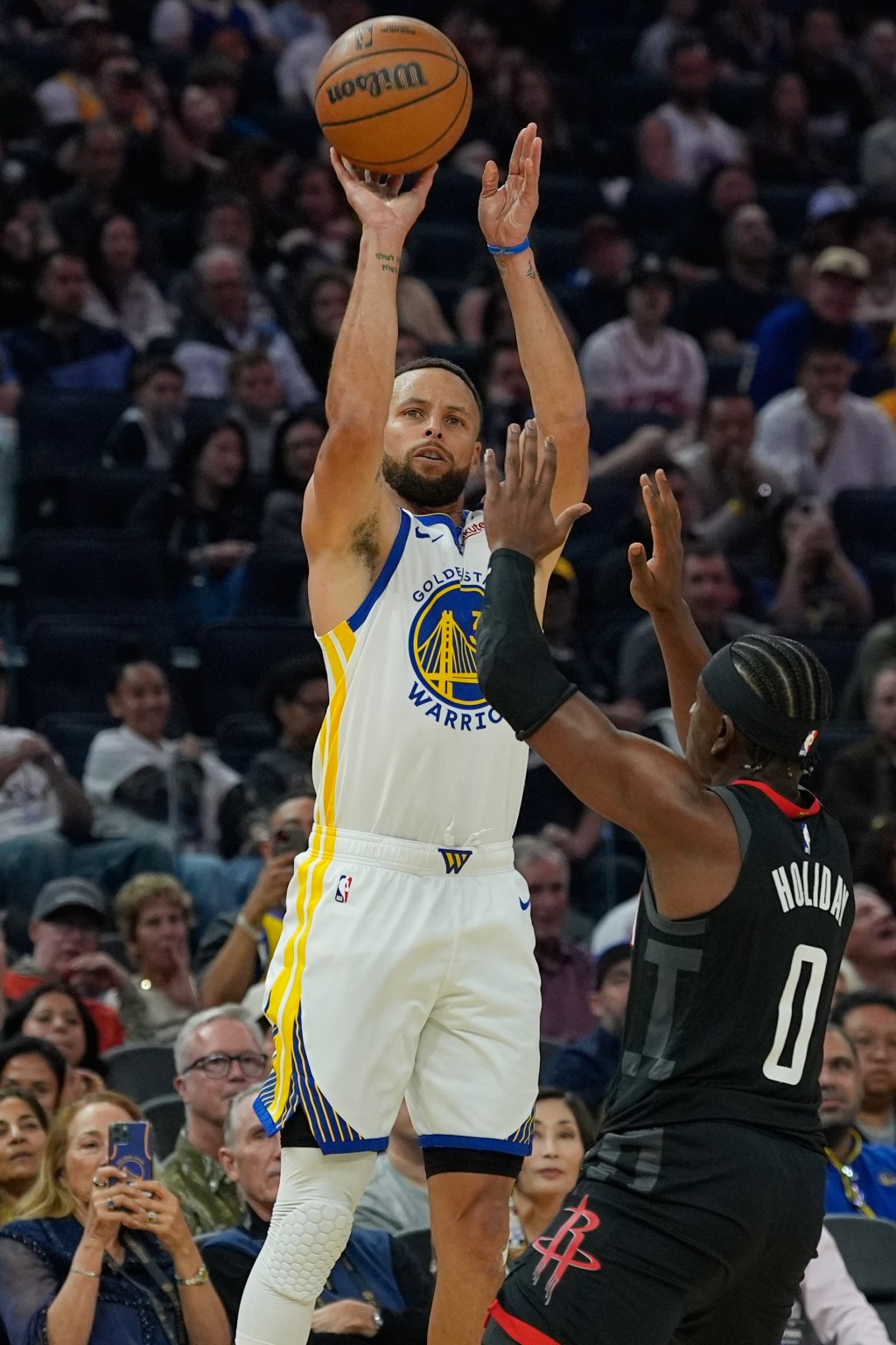 Curry nearly leads Warriors to shocking comeback against Rockets in return