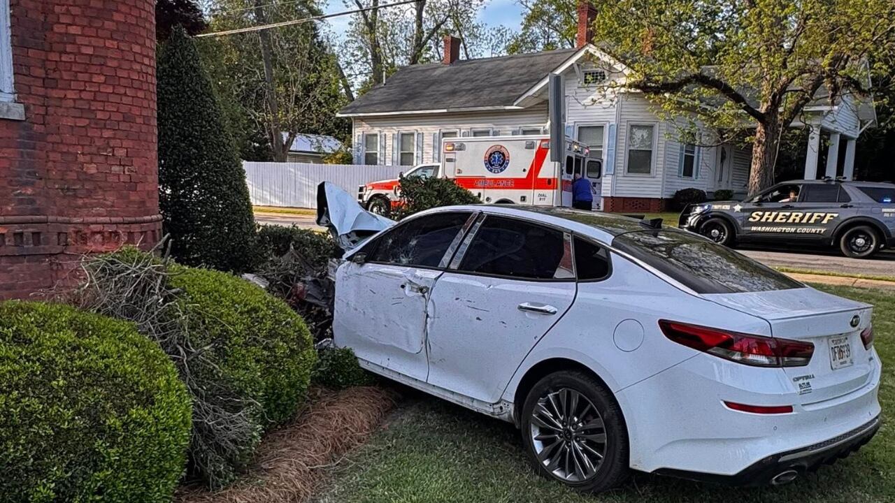 Driver crashes into church after police chase in Washington County<br><br>
