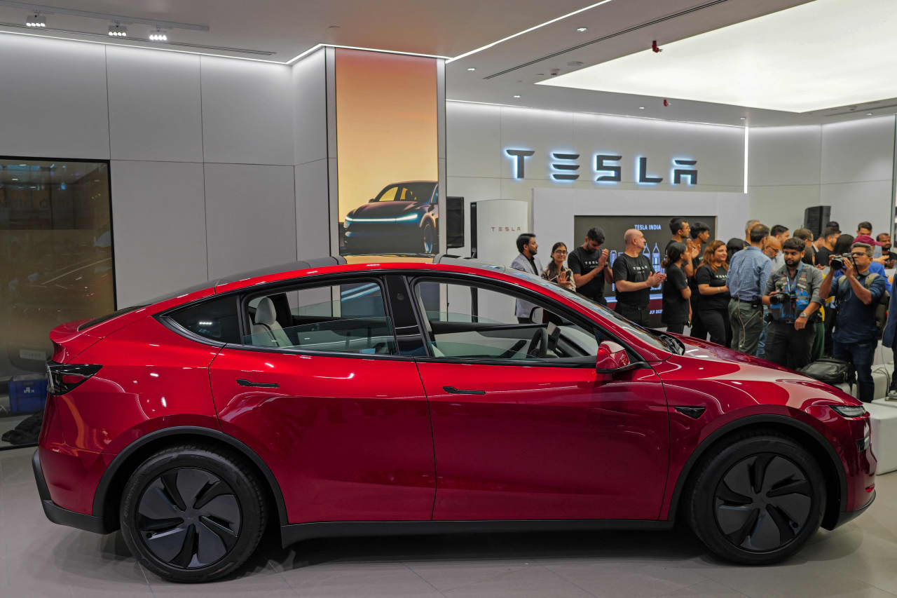 Tesla might have a free cash flow problem, analyst says. What it means ...