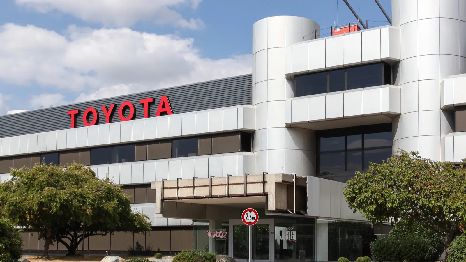 4 News Article Image Toyota предупреждает, что "мы не выживем", поскольку ожидается снижение продаж автомобилей в США на 6,5%, а цены на бензин превышают $4