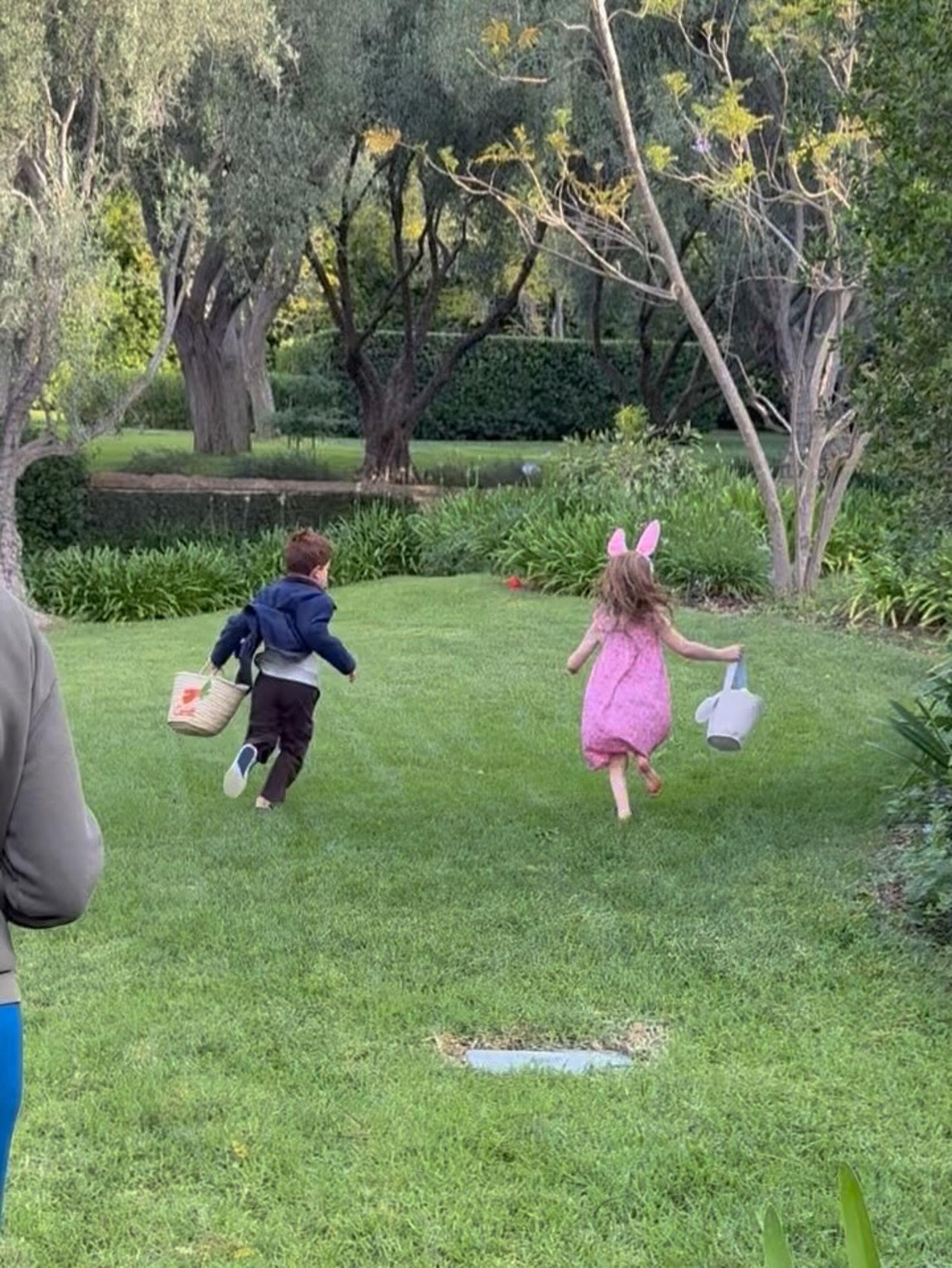 哈利王子4歲女兒化身「紅髮小兔子」! 光腳丫黏哥哥找彩蛋萌炸