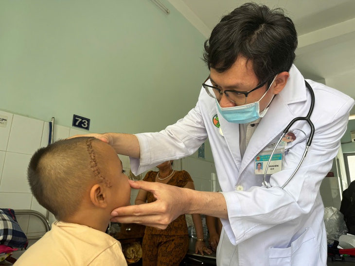 Bé trai 4 tuổi bị viên bi sắt găm vào hố sọ do nghịch ná bắn chim