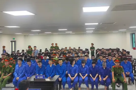 Các bị cáo trong đường dây "dùng người Việt lừa người Việt" bị đưa ra xét xử - Ảnh: H.A.