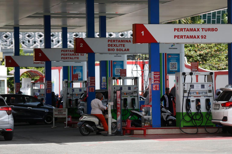 Motorists line up for refuelling at a petrol station in Banda Aceh on April 1. Indonesia will proceed this year with a B50 biodiesel blend, raising the palm oil-based mix from 40 per cent to 50 per cent. Photo: EPA