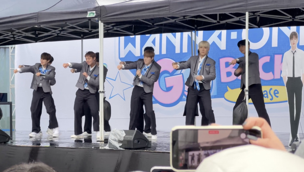 Park Ji-hoon surprises fans with hilarious dance slip during Wanna One ...