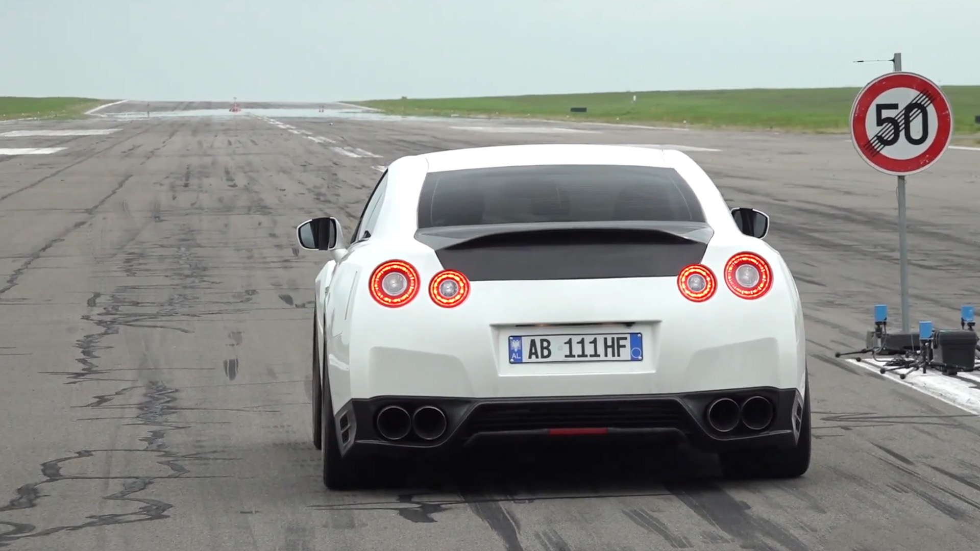 Nissan GTR R35 des performances spectaculaires en quelques secondes