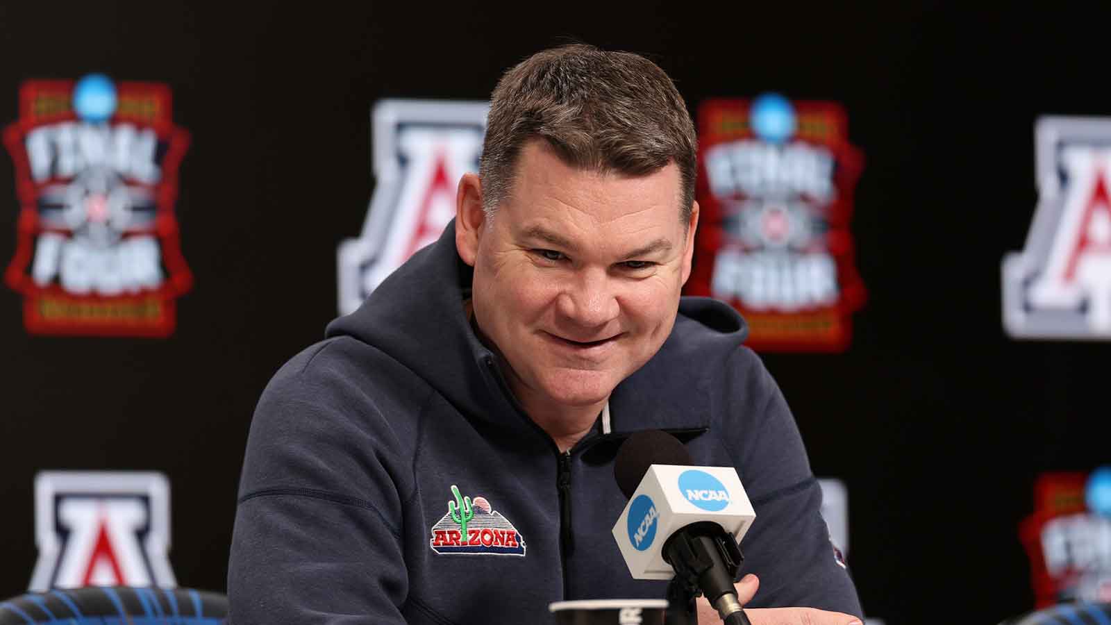 Arizona HC Tommy Lloyd takes home Naismith Coach of the Year after 36-3 ...