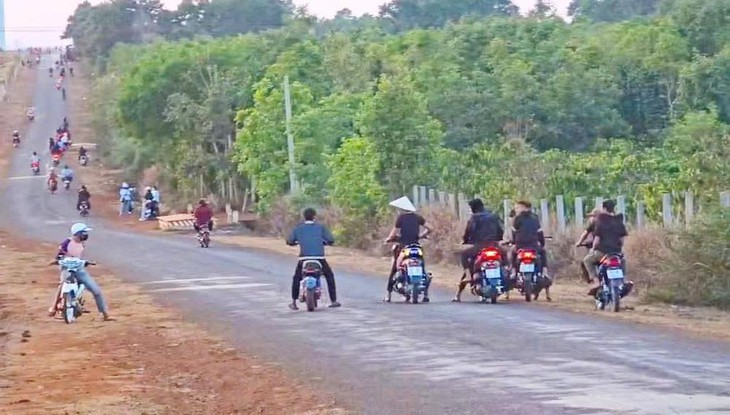 30 thanh niên làm xiếc với xe máy trên đường ở Gia Lai bị phạt 110 triệu đồng