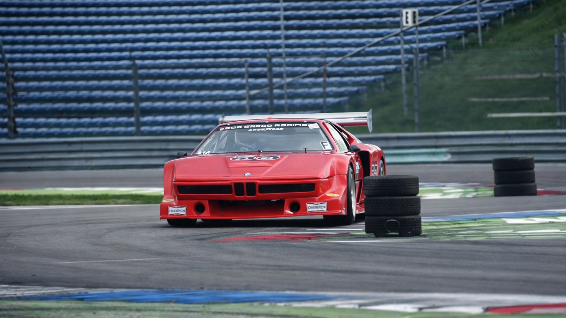 BMW M1 nearly hits the barrier during track season
