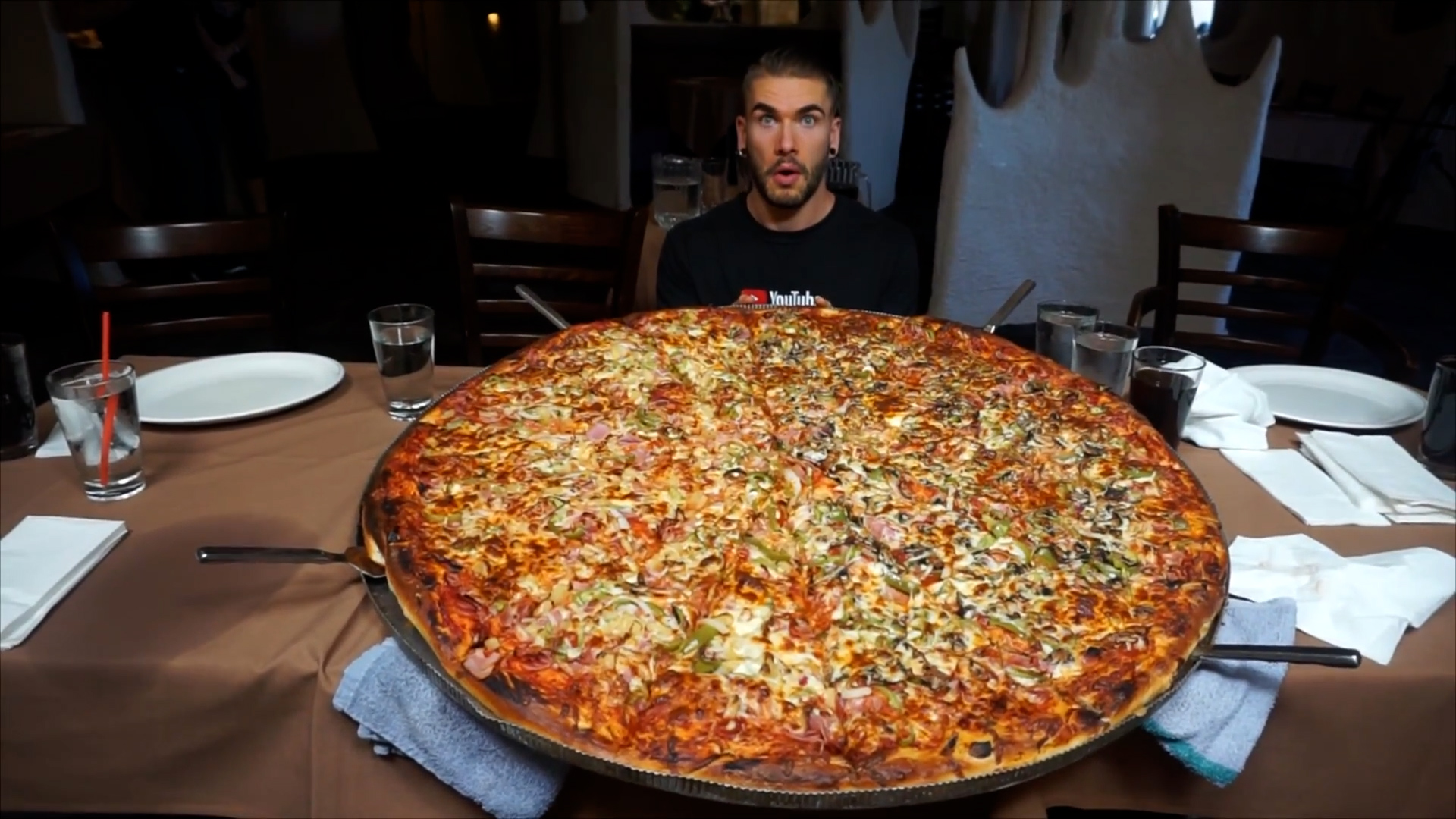Man attempts undefeated 40-inch pizza challenge weighing 25lbs said to ...