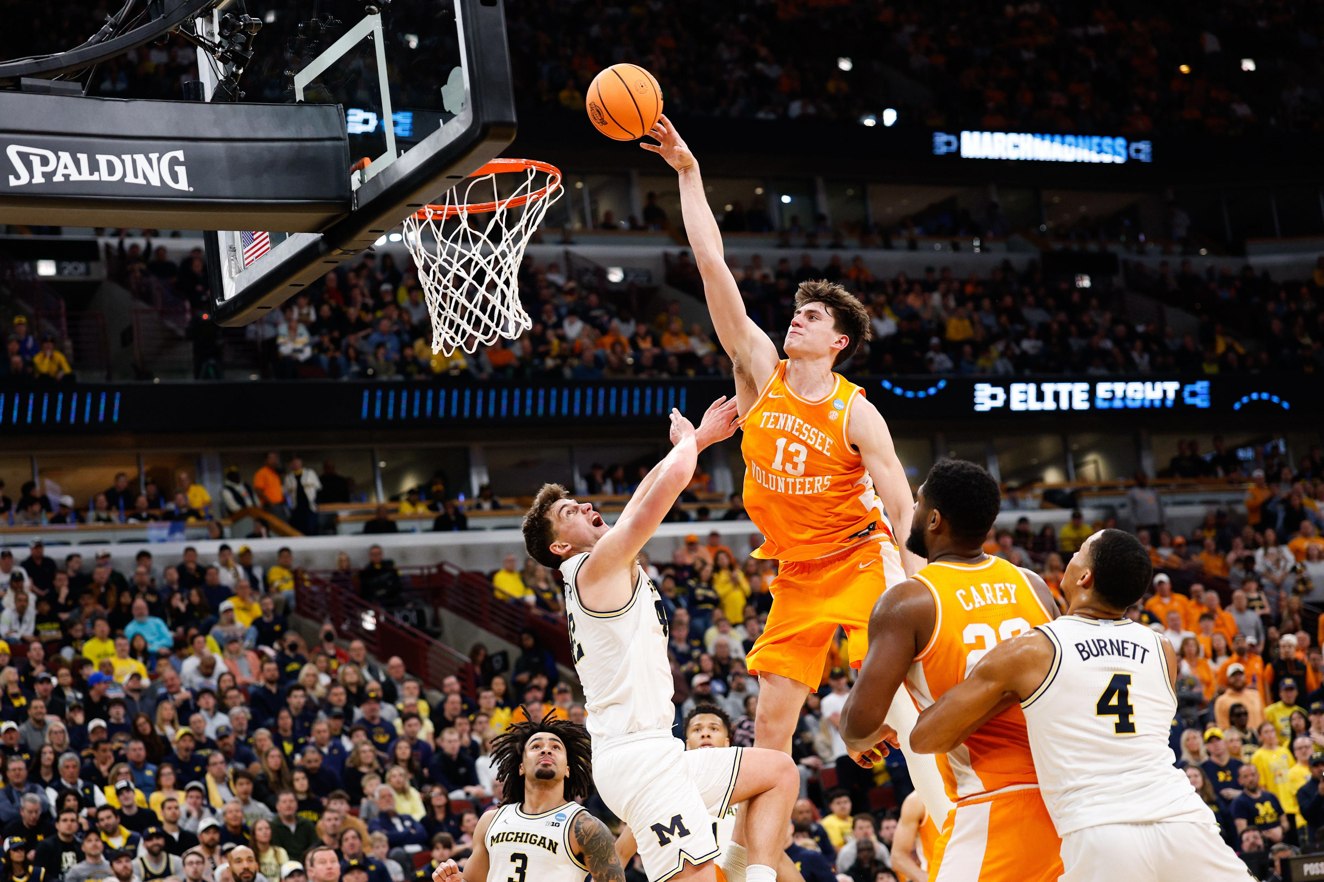 Versatile Tennessee forward hits transfer portal