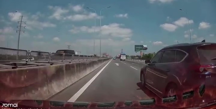Chuyển làn ẩu trên cao tốc TP.HCM - Long Thành - Dầu Giây, tài xế bị phạt 5 triệu đồng