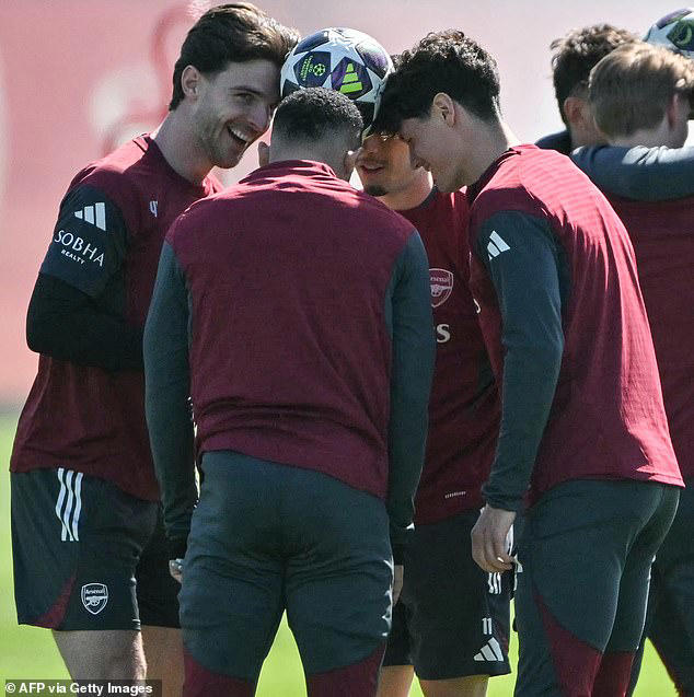 Arsenal mocked for bizarre training drills - including huddles and pens ...