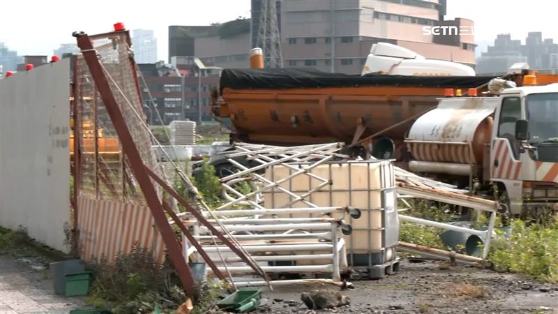 曳引車打滑撞工地! 保全夫妻下班遇橫禍「差一步」死裡逃生