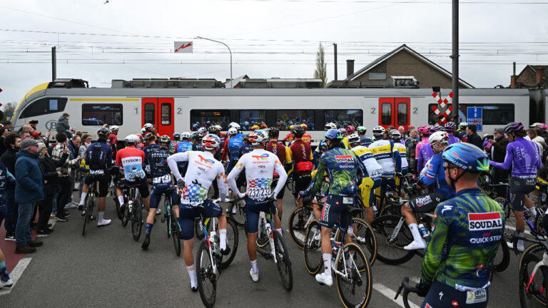 Renners Ronde van Vlaanderen riskeren rechtszaak wegens door rood rijden